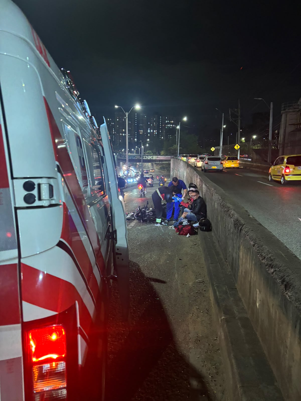 Personal de Código Rojo atendiendo a un motociclista en la vía